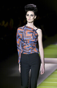 1557698880_Versace2001WomenRTW59.thumb.jpg.cdf82a3de9e0c982a5a622d1e3543573.jpg