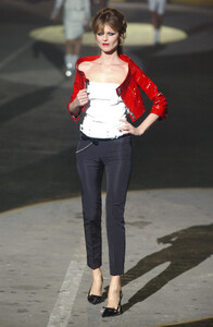 1558102224_Dsquared22004WomenRTW23.thumb.jpg.83d7c089551edc659129b1b5e0cf2ec9.jpg