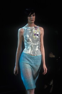 1561959273_Versace1999WomenRTW77.thumb.jpg.81355cad6244b59701dc7ef934cf2eee.jpg