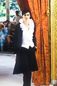 1569695077_PierreBalmain2001HauteCouture36.thumb.jpg.23e97361e81b83618c274d25ec91cc03.jpg