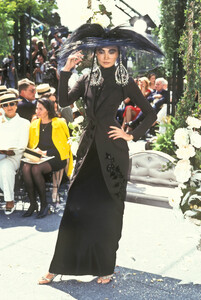 1583470679_ChristianDior1997HauteCouture66.thumb.jpg.9153fddd1d89b99ab4e5bc84a3b83254.jpg