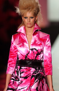 1596076073_GianniVersace2001HauteCouture18.thumb.jpg.2fdcf0385b8877339b3008fa558d95ad.jpg