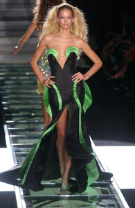 1599045005_GianniVersace2002HauteCouture152.thumb.jpg.a8f33d46ef9489dd108e1c3c380ebf1d.jpg