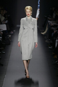 1605172826_CarolinaHerrera2003WomenRTW11.thumb.jpg.3227cf879eccfc4c9a8f8f13c7db6e84.jpg