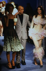 1606243883_thierry-mugler-hc-ss-1998(2).thumb.jpg.49185a8785e4c2c3e580bd16b15801ec.jpg