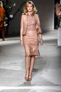 1607120012_Loewe2002WomenRTW10.thumb.jpg.e74533a900a16aa17e2505b918cb0227.jpg