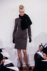 1613137904_MichaelKors1995WomenRTW23.thumb.jpg.c79bb0149749971fd020f557636bed77.jpg