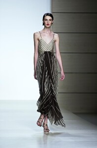 1627344878_Valentino2001WomenRTW62.thumb.jpg.7a4d51ac12db404c7b0391f4f488c01f.jpg