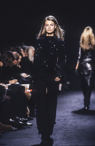 1635251583_CostumeNational1999WomenRTW18.thumb.jpg.2359f3c2f6ce35cc9692ff77c51cf3b8.jpg