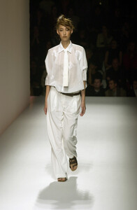 1636733434_Kenzo2001WomenRTW10.thumb.jpg.9c53383d408c67064281aa79e46c9ece.jpg