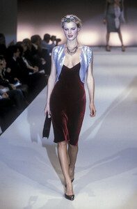 1640169926_Blumarine1998WomenRTW61.thumb.jpg.30109af329573f3d7996fd4ceefa7109.jpg