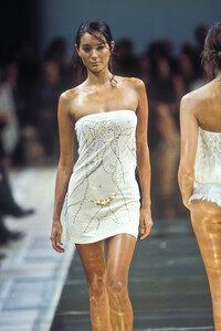 1650773495_Chloe2000WomenRTW59.thumb.jpg.75103f234a73684b17a39041e02e10fb.jpg