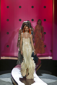 1675697910_GianniVersace2002HauteCouture166.thumb.jpg.cce8b5ed885d0ecb80e737d1dca5a555.jpg