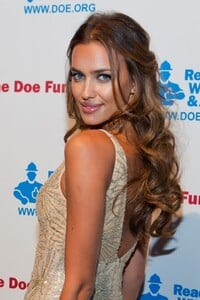 1727495376_IrinaShayk97654245679740full-irina-shayk.thumb.jpg.62446fee0ec7f1c0de037e96fefd3d88.jpg