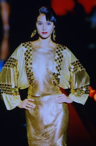 1728576418_paco-rabanne-haute-couture-fall-1999(4).thumb.jpg.e5ec241e16eb49cc2328ceda8a5544ca.jpg