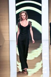 1728731013_Valentino2002WomenRTW102.thumb.jpg.8b297488f7bc471e168de6cc093de711.jpg