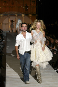 173439803_AntonioBerardi2003WomenRTW92.thumb.jpg.baf14b43e0a6060850d05c633da8eafe.jpg