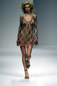 1735821794_Borbonese2003WomenRTW41.thumb.jpg.891ec42126478e113f6f9bad706ed217.jpg