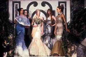 1737957615_JeanPaulGaultier1999HauteCouture159.thumb.jpg.4619a9edccc3f7147f77b1140f748352.jpg