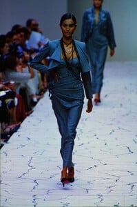 1742011950_emanuel-ungaro-hc-fw-1998(7).thumb.jpg.14c0d671a7c88d5c2fa52f911d42e99f.jpg