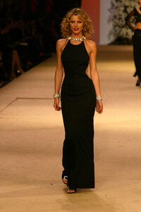 1746596008_YvesSaintLaurent2002HauteCouture104.thumb.jpg.783b45dc4c1ae361db6b9993fff97a0e.jpg