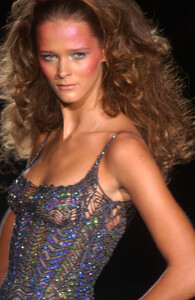 1747180757_GianniVersace2002HauteCouture15.thumb.jpg.355254091dfed1a61f21647594d4d63a.jpg