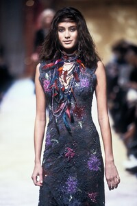 1751254438_EmanuelUngaro1999WomenRTW17.thumb.jpg.d500e33aca3d0560e75b15e1a9f346fe.jpg
