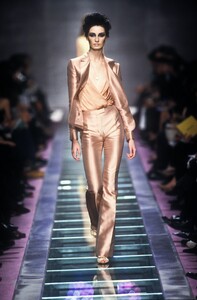 1751673522_Versace2000WomenRTW34.thumb.jpg.f0a38aa49e49ad2e14549301d281610f.jpg