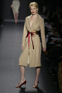 1760185066_CarolinaHerrera2003WomenRTW43.thumb.jpg.4c9553b66dee2edc0d19a3af6fdb1a4f.jpg