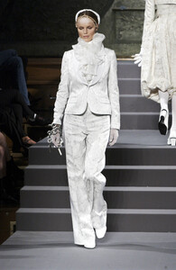 1773213129_ViktorandRolf2002WomenRTW45.thumb.jpg.d4dccb2b0686e94ed789321f3df6090d.jpg