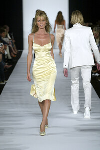 1775457491_MarcJacobs2003WomenRTW58.thumb.jpg.8efb082199f24a2e240245fa374e4589.jpg