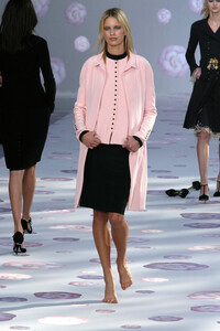 1784091114_Chanel2002HauteCouture15.thumb.jpg.e80fac5bfe7cf8faa775edf8c8a54b2e.jpg