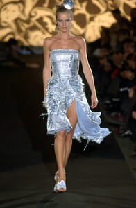 1788010795_AntonioBerardi2002WomenRTW9-FW(1).thumb.jpg.f5ba130b7ace47daf63666916d19eb40.jpg