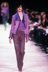 1798697114_VersusbyDonatella2000WomenRTW7.thumb.jpg.8876c7db412e6642c65339c7a21816ff.jpg