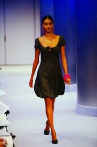 1806279709_THIERRY-MUGLER-SPRING-2000(1).thumb.jpg.bcc1f7d2441e0921a4ee807ce618223e.jpg