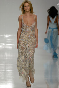1817581958_Blumarine2002WomenRTW23.thumb.jpg.7dbab8530d63aa9f402581932f0bd2f8.jpg