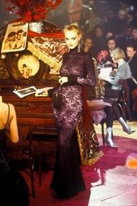 1824658472_JohnGalliano1998WomenRTW37.thumb.jpg.dc21c7b299d9aa47e38e66823acc9ae3.jpg
