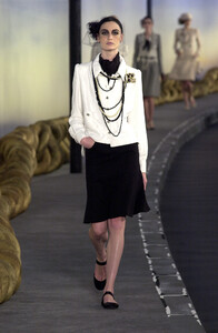 1828332962_Chanel2001HauteCouture18.thumb.jpg.cb7e3e905f53fee45632d0a00c5e79b1.jpg