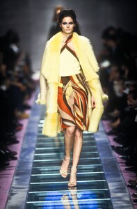1832027381_Versace2000WomenRTW7.thumb.jpg.8ccf4b397f23de2706d8174a1e2fb6a6.jpg