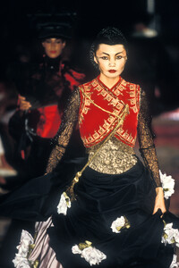 1833397686_Givenchy1997HauteCouture14.thumb.jpg.c751e73c62a830345e350cc2bdd37afa.jpg