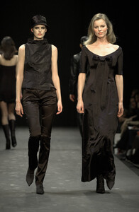 1848066791_Moschino2001WomenRTW24.thumb.jpg.bfe50e9594e453ca2d6e628892aa7e66.jpg