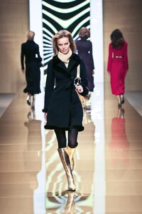 1851904883_Valentino2002WomenRTW24.thumb.jpg.c7b2a8038b11b3f25a3f918cfcb038ae.jpg