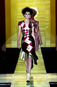 1874981600_GianniVersace2001HauteCouture77.thumb.jpg.b21e819a8e3d75a3147bd97f3f6e5c9b.jpg