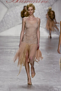 188215595_Blumarine2003WomenRTW29.thumb.jpg.bc7bd54a1414cf7a4ec276a1bc7160b4.jpg