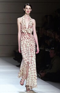 1888762140_Valentino2001WomenRTW113.thumb.jpg.c315104749c4543991f701fbb9080804.jpg