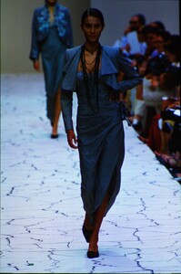 1897957270_emanuel-ungaro-hc-fw-1998(8).thumb.jpg.5c313b2e11879f4ab341aff922b0e33d.jpg