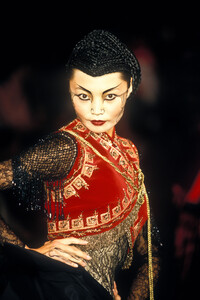 1908500214_Givenchy1997HauteCouture15.thumb.jpg.6684efd5101e95af7928177ff2589282.jpg