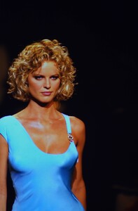 1924984790_VERSACE-MENSWEAR-SPRING-1997(9).thumb.jpg.80b58ed3865c5a51ec9cf60502935a53.jpg