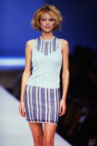 1928469336_LES-COPAINS-SPRING-1997-CATWALKARCHIVES(6).thumb.jpg.d9e09256f9cee960b0ada780e684acc1.jpg