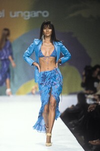 1929897873_EmanuelUngaro2000WomenRTW37.thumb.jpg.d380e90a6a5ba205c2ae8135a3b4c4a4.jpg
